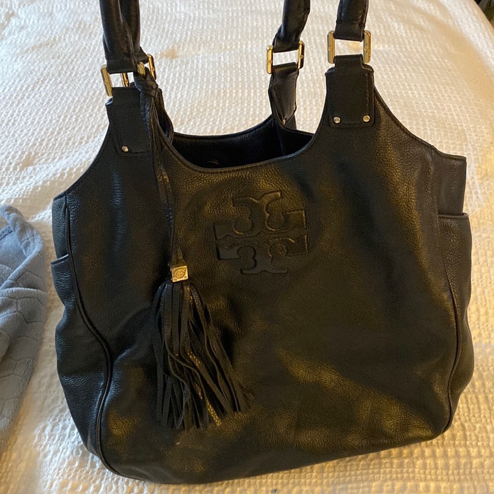 Tory Burch on the go bag! Chic versatile purse to hold all your essentials.